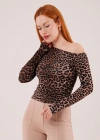 Düşük Omuz Detaylı Leopar Desen Bluz