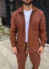Erkek Kadife Oversize Takım – Gömlek Ve Pantolon İkili et Füme Corduroy Şıklığı, Rahat Ve Zarif Duruş Yumuşak Dokulu Kadife Kumaş, Düğmeli Gömlek Üst Ve astikli Pantolon Alt Parça Ile Gün Boyu Konfor Kiremit