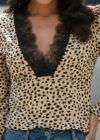 Kadın Uzun Kollu önden Derin Dantel Yaka Leopar Desenli Dalgıç Bluz