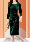 Kadın Uzun Kollu Yakası Açık Yanlardan Büzgülü Taş Detaylı Midi Kadife Elbise