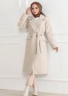 Kaşe Kaban – Uzun Boy Kruvaze Yaka Kuşaklı Tesettür Kaşe Kışlık Kaban, Astarlı Şık Yünlü Dokuma Oversize Rahat Kalıp Cepli Düğmeli odern Kap odeli  Bej