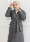 Kaşe Kaban – Uzun Boy Kruvaze Yaka Kuşaklı Tesettür Kaşe Kışlık Kaban, Astarlı Şık Yünlü Dokuma Oversize Rahat Kalıp Cepli Düğmeli odern Kap odeli  Gri