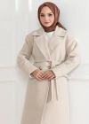 Kaşe Kaban – Uzun Boy Kruvaze Yaka Kuşaklı Tesettür Kaşe Kışlık Kaban, Astarlı Şık Yünlü Dokuma Oversize Rahat Kalıp Cepli Düğmeli odern Kap odeli  Bej
