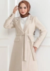 Kaşe Kaban – Uzun Boy Kruvaze Yaka, Kuşaklı Tesettür Kışlık Kaban, Astarlı Şık Yünlü Dokuma Oversize Rahat Kalıp, Cepli odern Kaşe ont odeli  Bej
