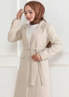 Kaşe Kaban – Uzun Boy Kruvaze Yaka, Kuşaklı Tesettür Kışlık Kaban, Astarlı Şık Yünlü Dokuma Oversize Rahat Kalıp, Cepli odern Kaşe ont odeli  Bej