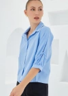 Kol Detaylı Mavi Crop Gömlek 20246