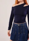 Omuz Dekolte Detaylı Lacivert Bluz