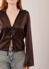 Önden Bağlama Detaylı Saten Kahverengi Bluz