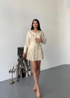 ÖNDEN GOLD DÜĞELİ PİLELİ KISA ELBİSE  Bej