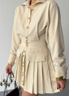 ÖNDEN GOLD DÜĞELİ PİLELİ KISA ELBİSE  Bej