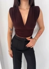 Vatkalı Kolsuz V Yaka Drapeli Crop Bluz ikralı Fit  Kahverengi