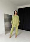 Yeşil Gömlek Ve Çıtçıtlı Pantolon Takım