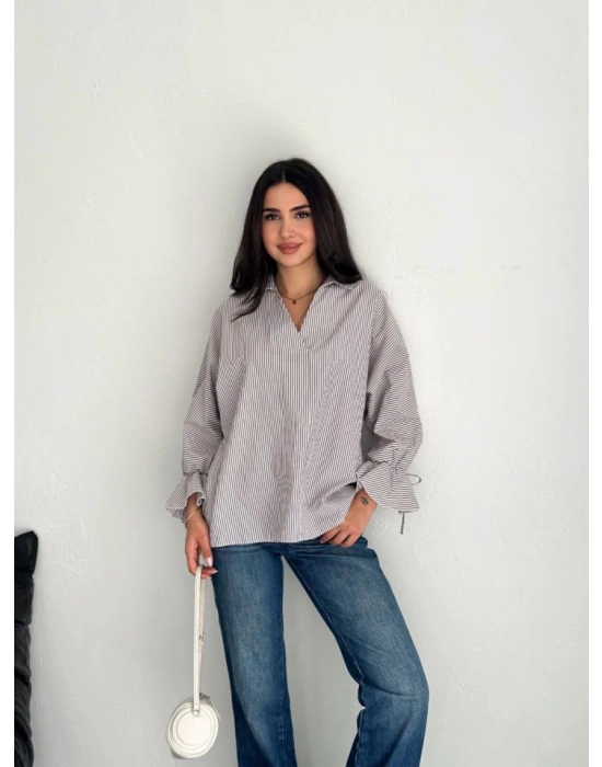 Arkası Asimetrik Yırtmaç Kesim Detaylı Cizgili Bluz Gömlek  Gri