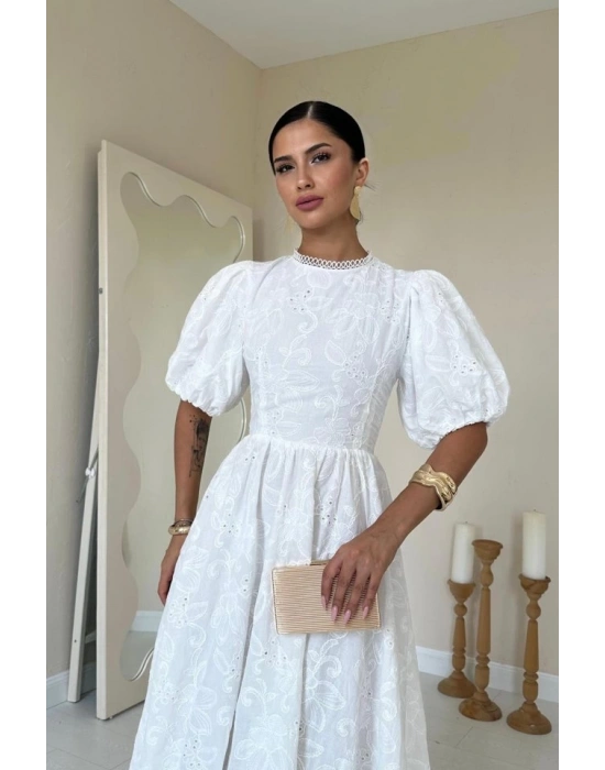Beyaz Arkası Bağlamalı Brode Elbise