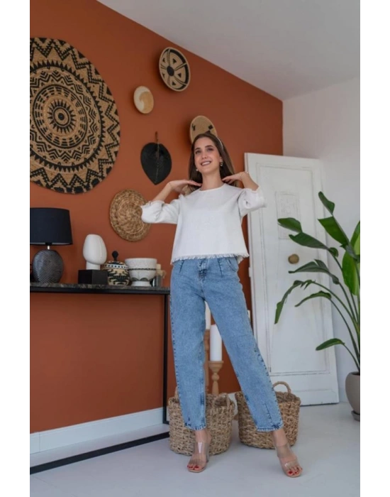 Beyaz Püskül Detaylı Bluz