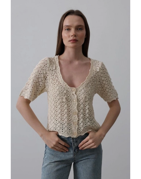 Çiçek Detaylı Düğmeli Triko  Ekru