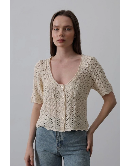 Çiçek Detaylı Düğmeli Triko  Ekru