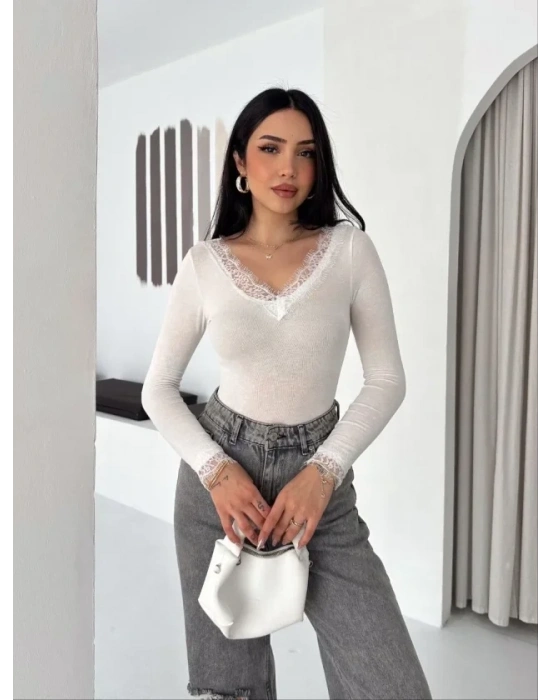 Dantel Detaylı V Yaka Arkası V Yaka Kaşmir Dokulu Uzun Kollu Bluz  Beyaz