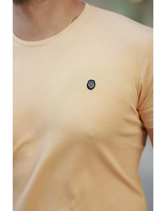 Erkek Bisiklet Yaka Arma Detaylı Basic Kısa Kollu Tişört