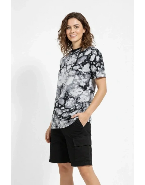 iyah Gri Taş Desenli Tişört – Regular Kalıp, Bisiklet Yaka, Dijital Baskılı odern Tasarım Thirt  iyah