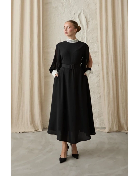 Siyah Yaka Ve Kolları Taşlı Elbise