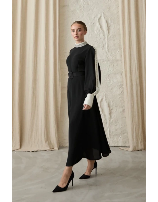 Siyah Yaka Ve Kolları Taşlı Elbise