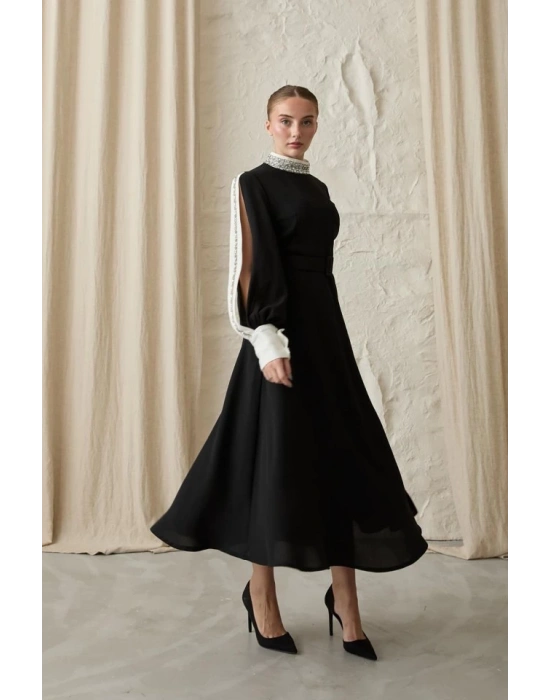 Siyah Yaka Ve Kolları Taşlı Elbise