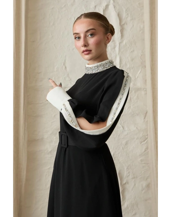 Siyah Yaka Ve Kolları Taşlı Elbise