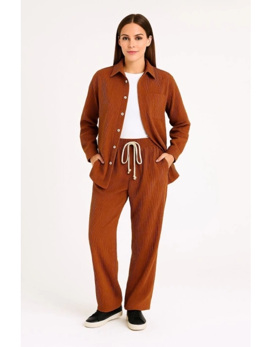 Kadife Oversize Takım – Gömlek Ve Pantolon İkili et Füme Corduroy Şıklığı, Rahat Ve Zarif Duruş Yumuşak Dokulu Kadife Kumaş, Düğmeli Gömlek Üst Ve astikli Pantolon Alt Parça Ile Gün Boyu Konfor Kiremit