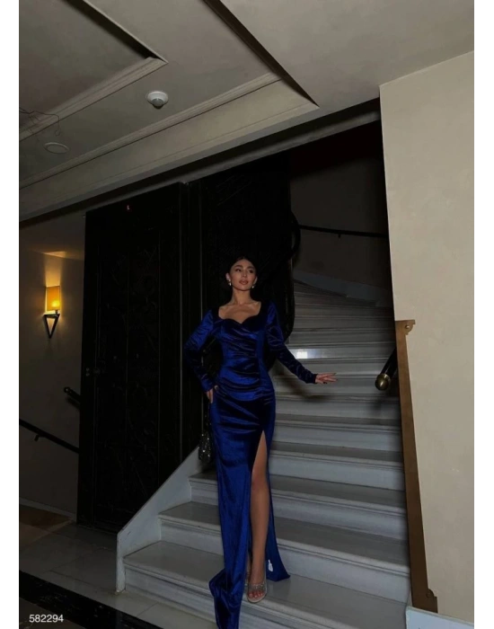 Kadın Kadife Kumaş Kalp Yaka Yırtmaç Detaylı Maxi Boy Elbise