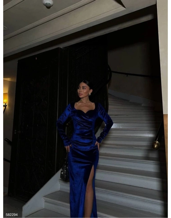 Kadın Kadife Kumaş Kalp Yaka Yırtmaç Detaylı Maxi Boy Elbise