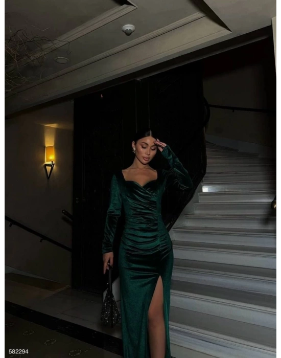 Kadın Kadife Kumaş Kalp Yaka Yırtmaç Detaylı Maxi Boy Elbise