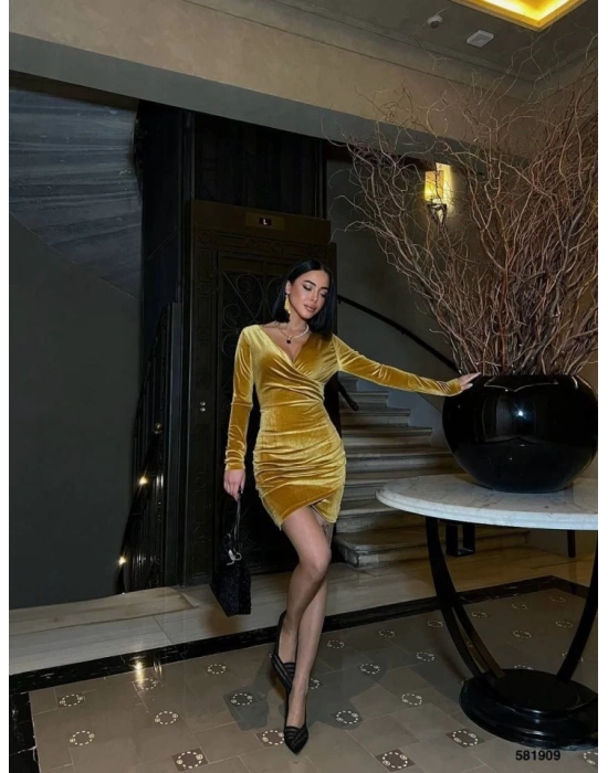 Kadın Uzun Kollu Göğüs Dekolteli Kadife Kumaş ini Kruvaze Elbise