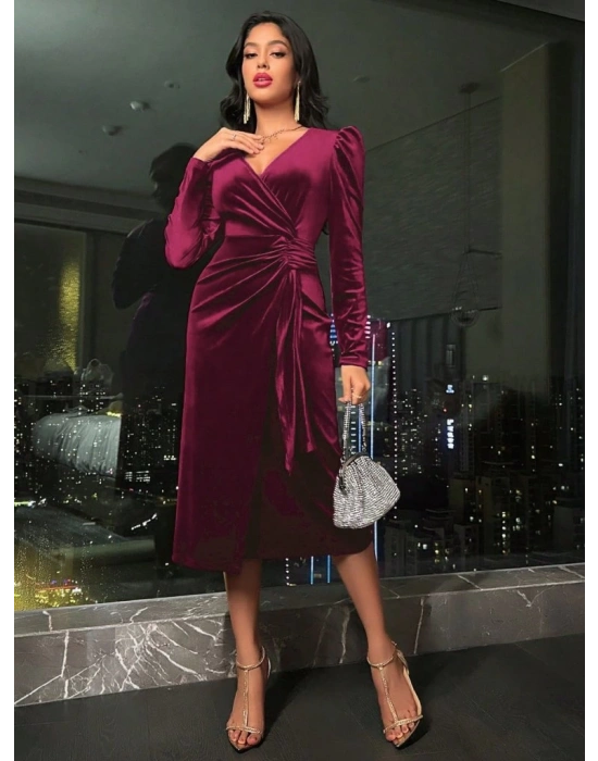 Kadın Uzun Kollu Kruvaze Yakalı Yandan Büzgülü Midi Kadife Elbise