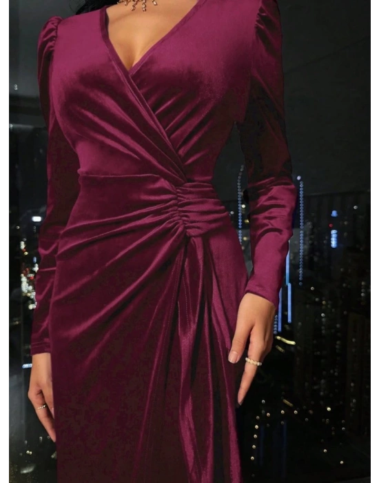 Kadın Uzun Kollu Kruvaze Yakalı Yandan Büzgülü Midi Kadife Elbise