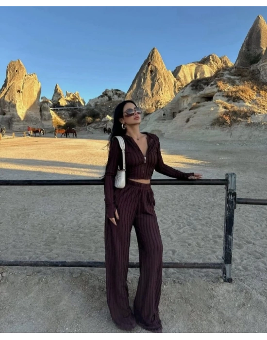 Kadın Uzun Kollu Parmak Geçme Ve Fermuar Detay Kısa Ceket Ve İspanyol Paça Pantolon Ikili Takim