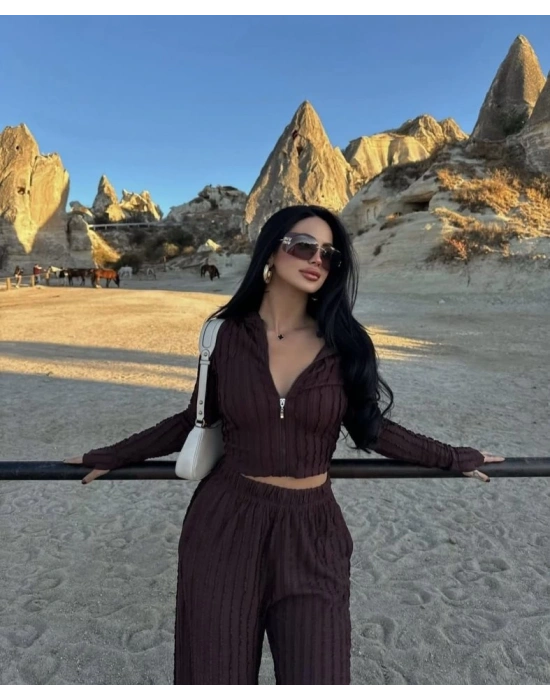 Kadın Uzun Kollu Parmak Geçme Ve Fermuar Detay Kısa Ceket Ve İspanyol Paça Pantolon Ikili Takim