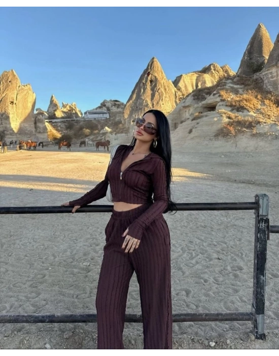 Kadın Uzun Kollu Parmak Geçme Ve Fermuar Detay Kısa Ceket Ve İspanyol Paça Pantolon Ikili Takim