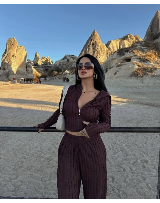 Kadın Uzun Kollu Parmak Geçme Ve Fermuar Detay Kısa Ceket Ve İspanyol Paça Pantolon Ikili Takim