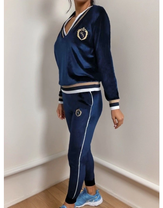 Kadın Uzun Kollu V Yaka Yakası Ve Kol Ağzı şerit Detay Armalı Kadife Takım