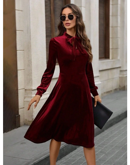 Kadın Uzun Kollu Yakadan Fiyonklu Cepli Midi Kadife Elbise