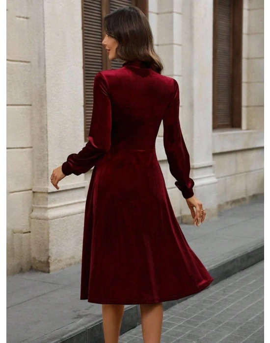 Kadın Uzun Kollu Yakadan Fiyonklu Cepli Midi Kadife Elbise