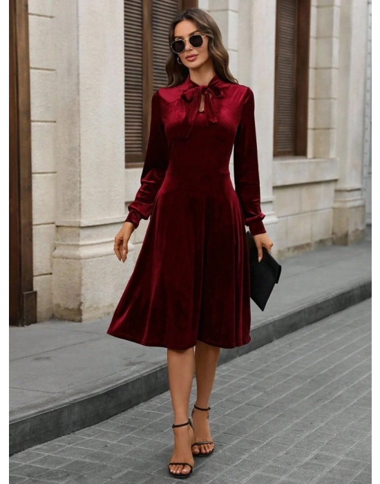 Kadın Uzun Kollu Yakadan Fiyonklu Cepli Midi Kadife Elbise