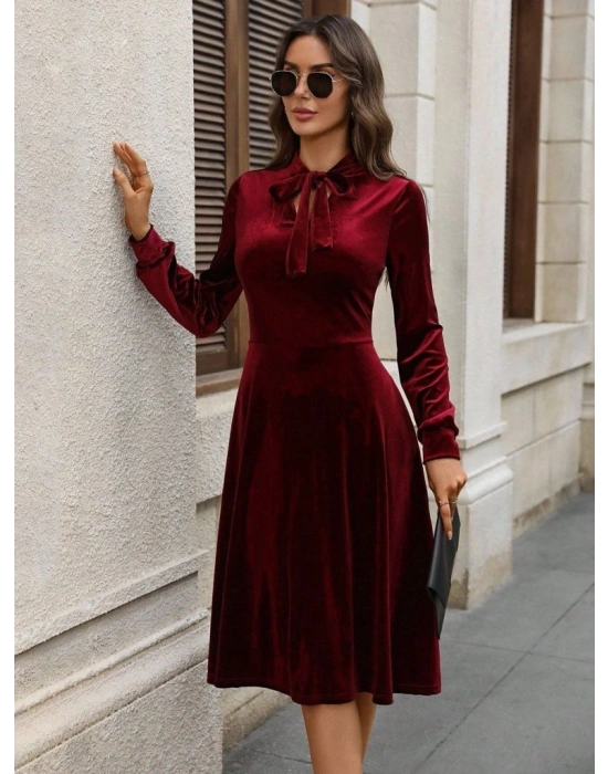 Kadın Uzun Kollu Yakadan Fiyonklu Cepli Midi Kadife Elbise