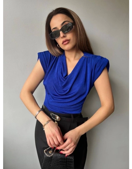 Kadın V Yaka Vatka Detay Kolsuz Dökümlü Bluz