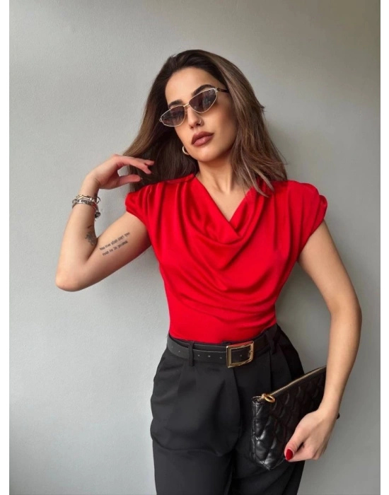 Kadın V Yaka Vatka Detay Kolsuz Dökümlü Bluz