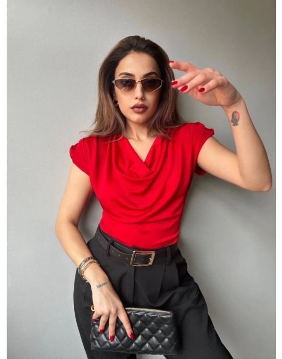 Kadın V Yaka Vatka Detay Kolsuz Dökümlü Bluz