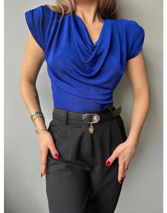 Kadın V Yaka Vatka Detay Kolsuz Dökümlü Bluz