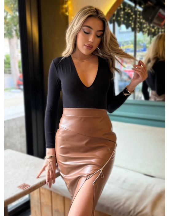 Kadın Yüksek Bel Yandan Fermuarlı Ve Yırtmaçlı Deri Etek