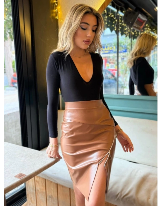 Kadın Yüksek Bel Yandan Fermuarlı Ve Yırtmaçlı Deri Etek